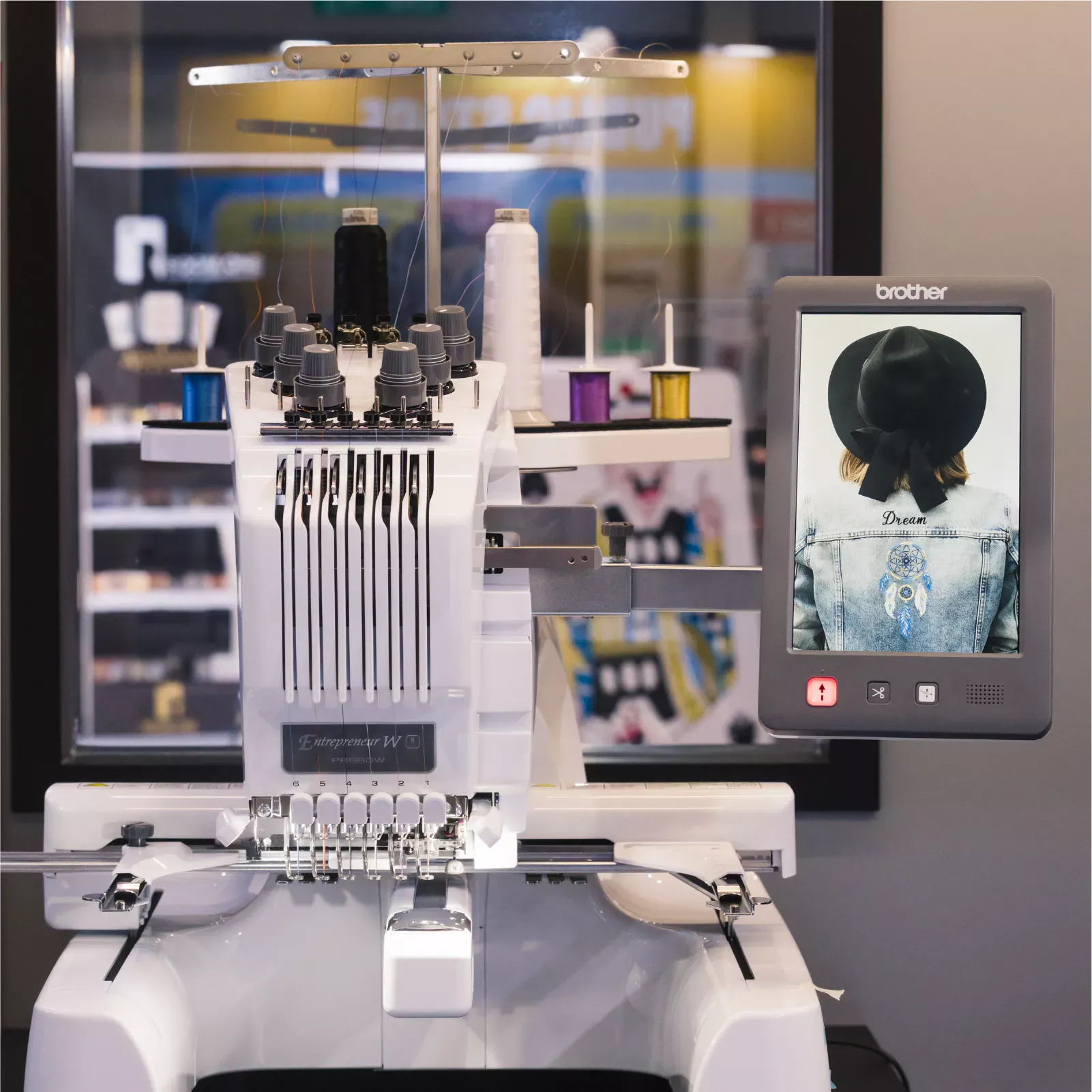 PR680W’s six needles operate at high speed, enabling multi-colour patterns to be completed in one go with outstanding efficiency.