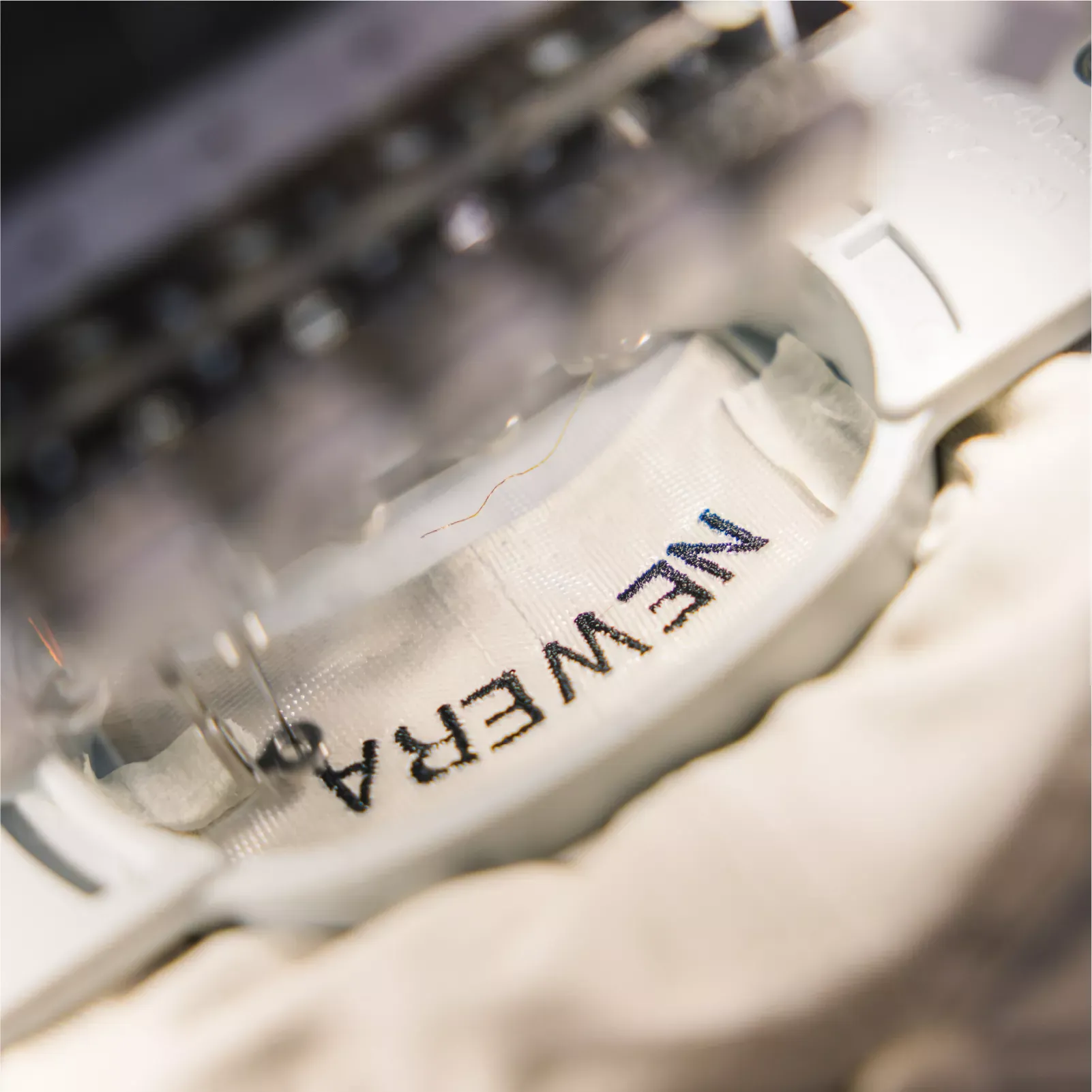 It uses an embroidery hoop set that is flexible and easy to operate, ideal for small and intricate pattern embroidery. It can securely hold small areas on NEW ERA caps; combined with the cross infrared positioning marker, it ensures precise and accurate embroidery placement.
