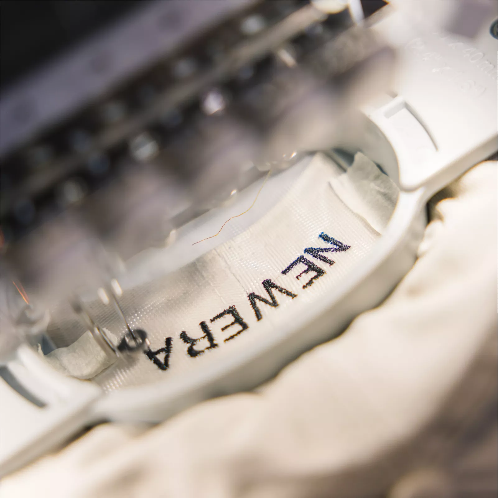 It uses an embroidery hoop set that is flexible and easy to operate, ideal for small and intricate pattern embroidery. It can securely hold small areas on NEW ERA caps; combined with the cross infrared positioning marker, it ensures precise and accurate embroidery placement.