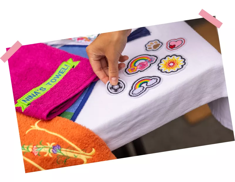 學生創作的個人化刺繡布章及毛巾成品，展示客製化時裝與家紡設計應用