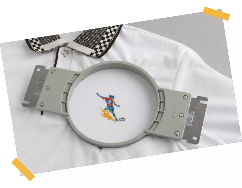 白色Polo恤上的足球運動員刺繡圖案，展示學生於STEAM課程中完成的客製化服飾作品